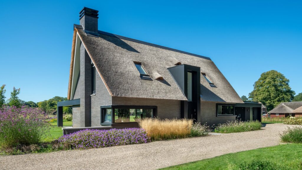Moderne rietgedekte woning | Brick Finesse