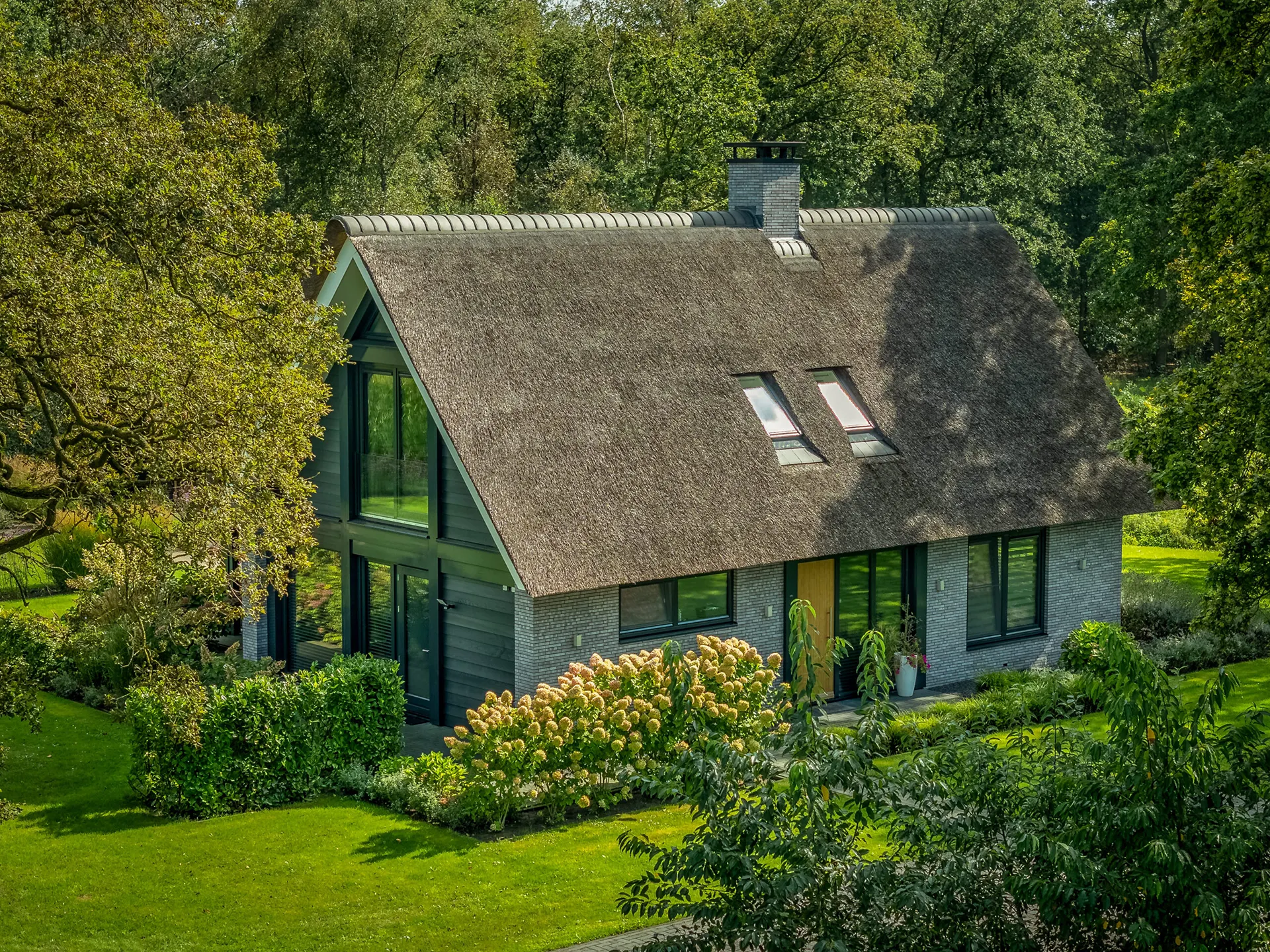 Schuurwoning rietgedekt in landelijk buitengebied.